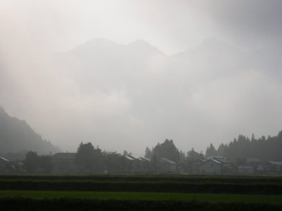 霧の向こうにかすかに見える駒ケ岳 - PENTAX Optio 30