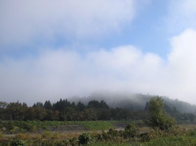 霧が晴れてきた朝の水無川の風景 - OLYMPUS CAMEDIA X-550