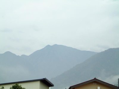 雨が冷たく感じますが、駒ケ岳の山頂はまだ白くなっていないようです - 富士フィルム FinePix 4700Z