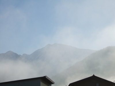 霧が晴れて駒ケ岳が見えてきました - 富士フィルム FinePix F10