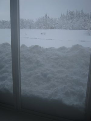 屋根から落ちた雪が高床の上の部屋の窓のところまで積もりました
