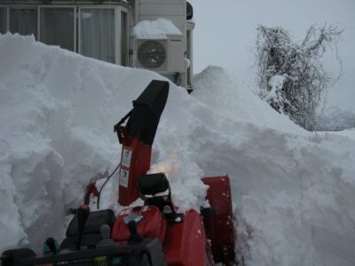 屋根から落ちた雪を除雪機で片付けました