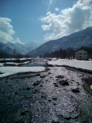 水無橋から見る春の駒ケ岳