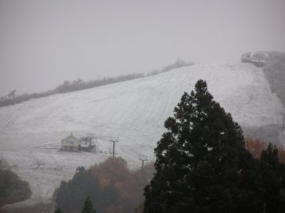 八海山麓スキー場のゲレンデが白くなりました