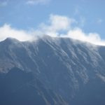 駒ケ岳の山頂付近はうっすらと白くなっています。